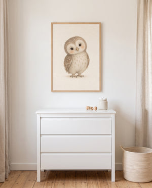 Poster mit stilisierter Eule vor hellem Hintergrund in einem minimalistischen Babyzimmer