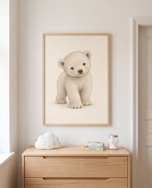 Kinderposter mit jungem Eisbären in einem Babyzimmer mit Holzkommode
