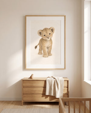 Poster mit jungem Löwen auf hellem Hintergrund in einem minimalistischen Babyzimmer