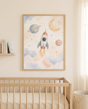 Weltraum-Poster mit aufsteigender Rakete in einem minimalistischen Babyzimmer