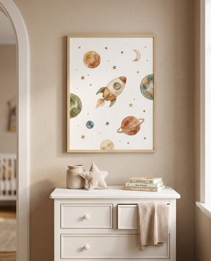 Weltraumposter mit Rakete und Planeten im Holzrahmen über einer weißen Kommode mit Gefäß, Stoffstern, Büchern und überhängendem Stricktuch, zwischen einem Rundbogen und einem Fenster.
