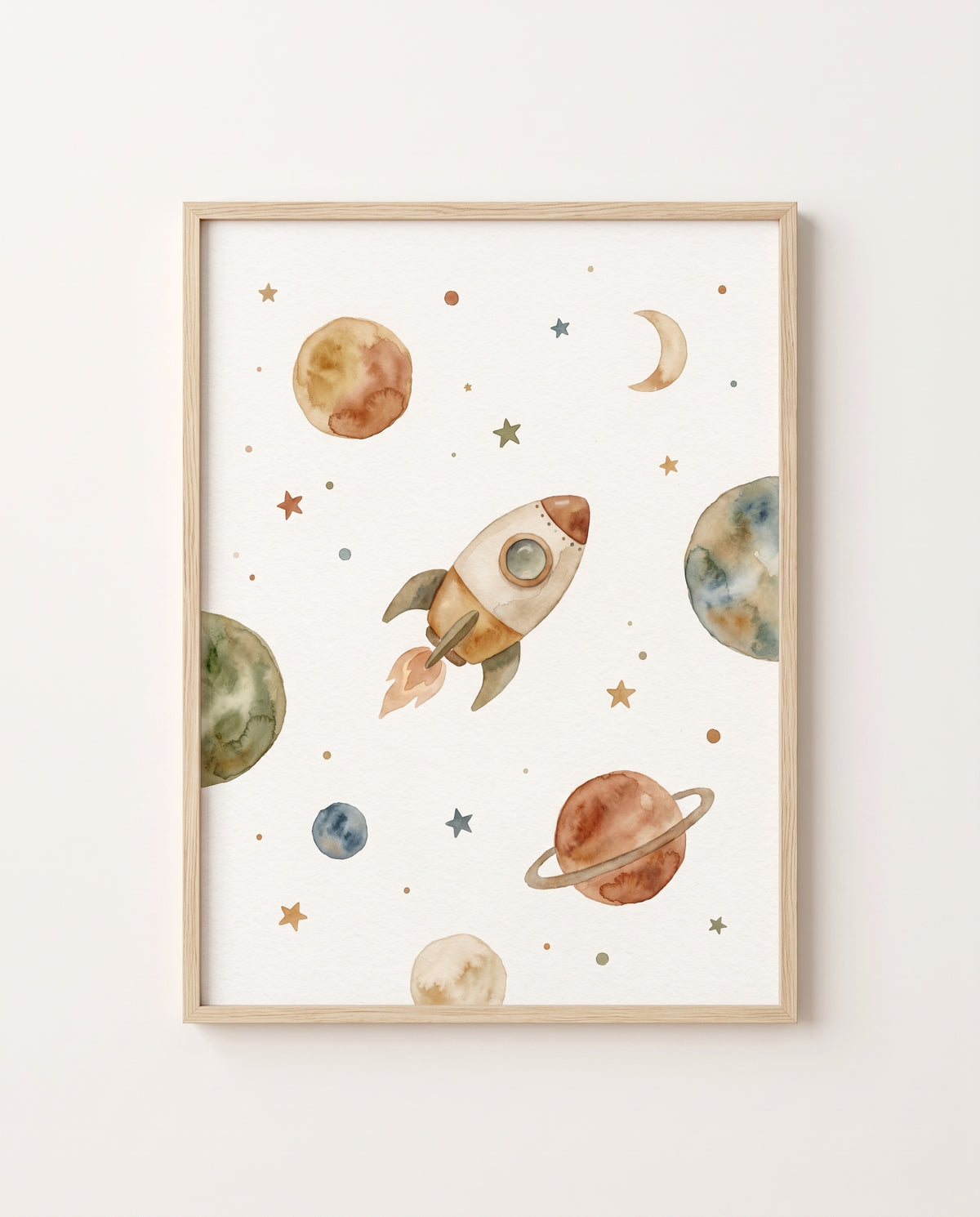 Poster im hellen Holzrahmen an einer cremefarbenen Wand, mit einer aufsteigenden Rakete, aquarellierten Planeten, einer Mondsichel und verstreuten Sternen.