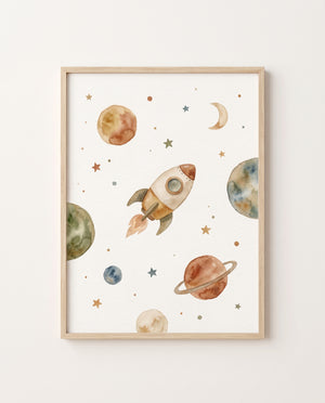 Poster im hellen Holzrahmen an einer cremefarbenen Wand, mit einer aufsteigenden Rakete, aquarellierten Planeten, einer Mondsichel und verstreuten Sternen.