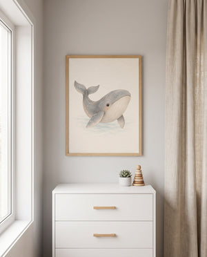 Poster mit sanftem Wal-Motiv in einem minimalistisch gestalteten Babyzimmer