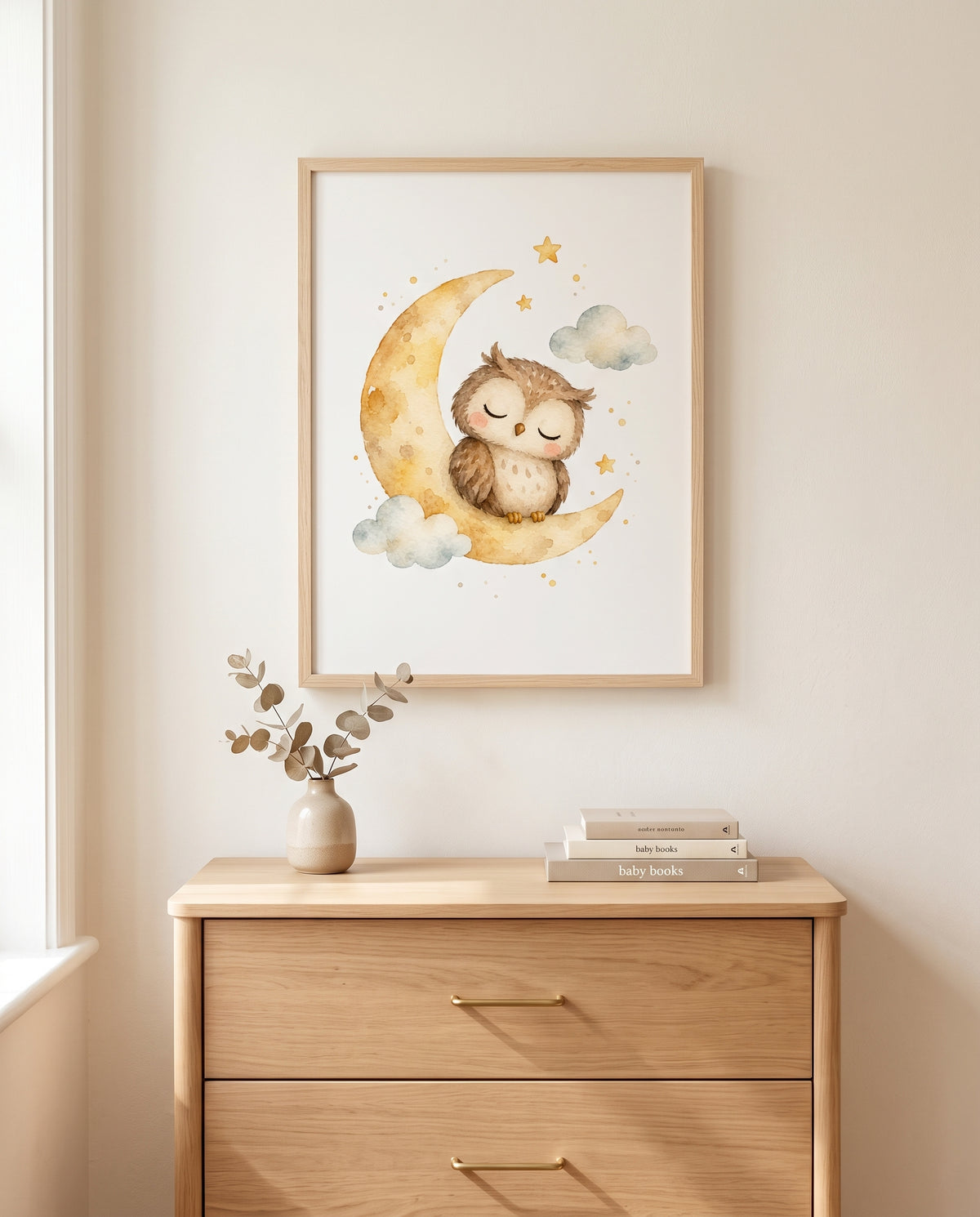 Poster mit schlafender Eule im Mond über einer Holzkommode im Babyzimmer
