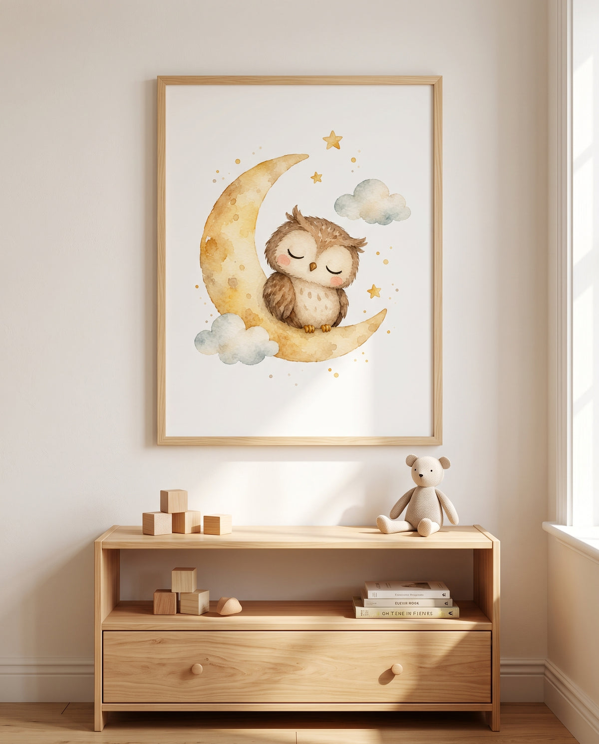 Kinderposter mit Eule, Mondsichel, Sternen und Wolken in einem Montessori-Kinderzimmer