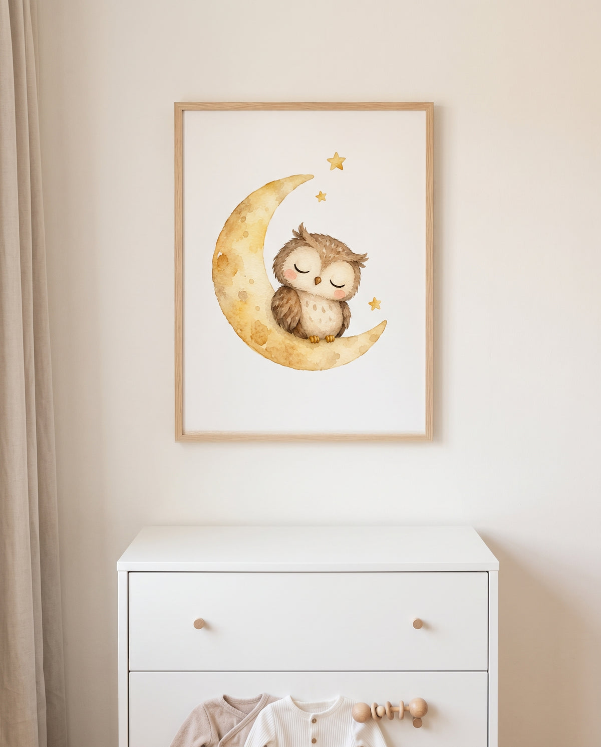 Poster mit schlafender Eule auf einer Mondsichel in einem minimalistischen Babyzimmer