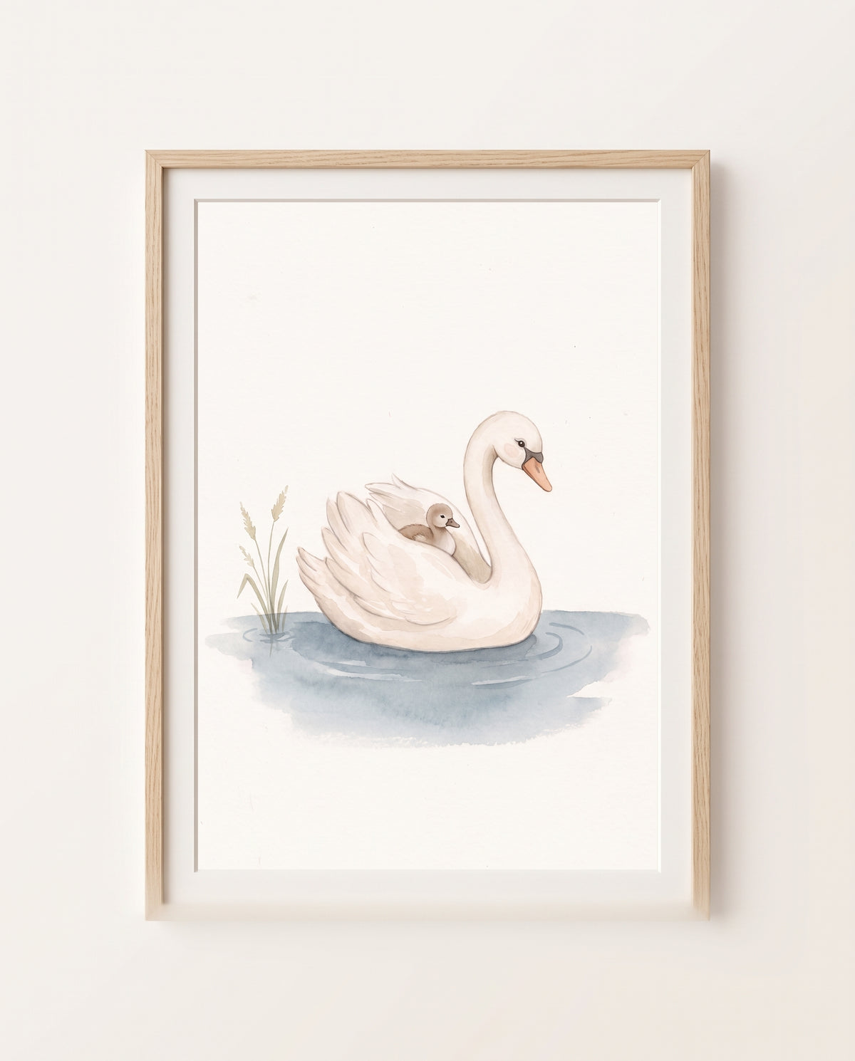 Poster im hellen Holzrahmen an einer hellen Wand: weißer Schwan mit kleinem Küken auf dem Rücken, blaugraue Wasserfläche und Gräser auf cremefarbenem Hintergrund.