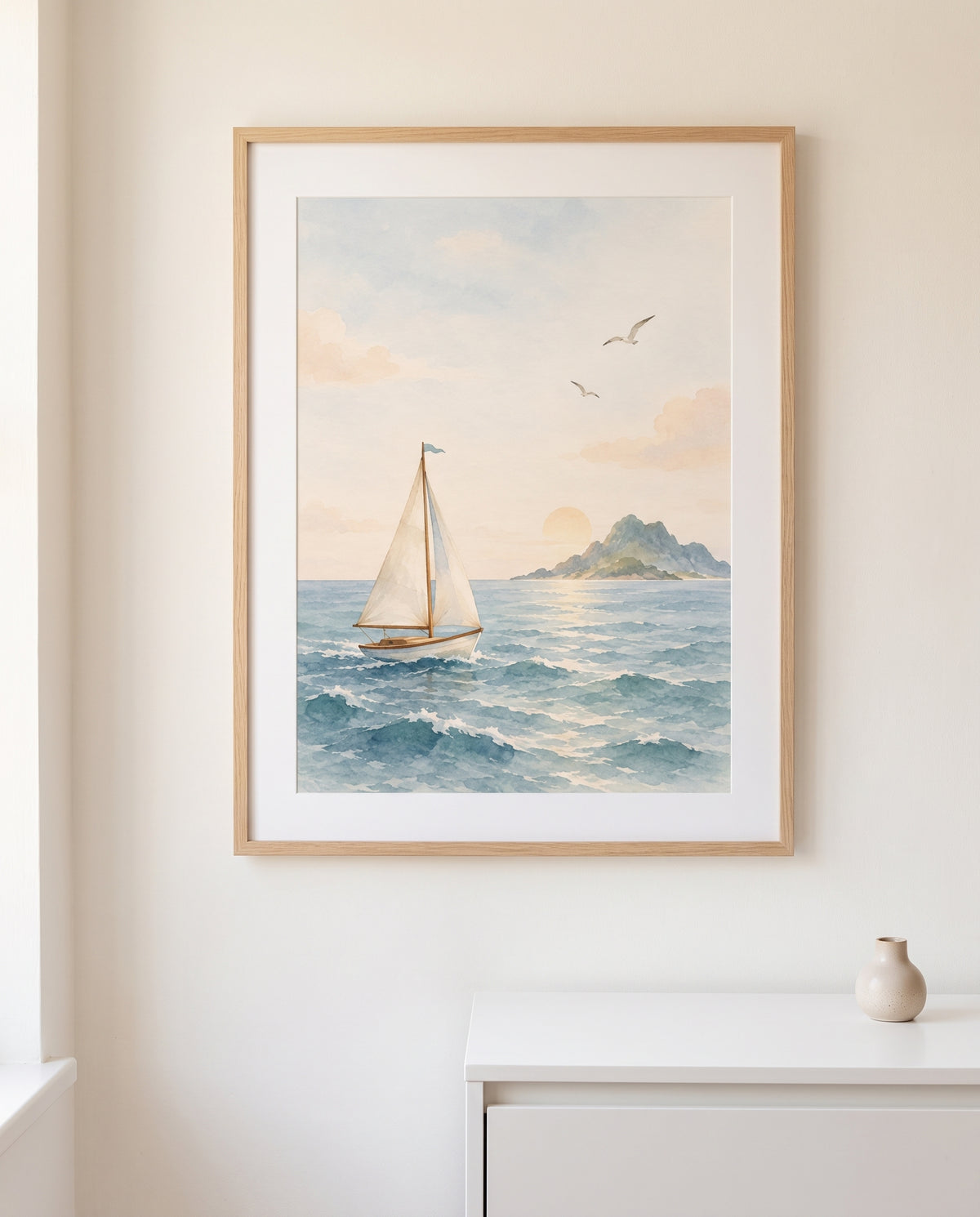 Maritimes Aquarell-Poster mit Segelboot und Insel in einem minimalistischen Babyzimmer