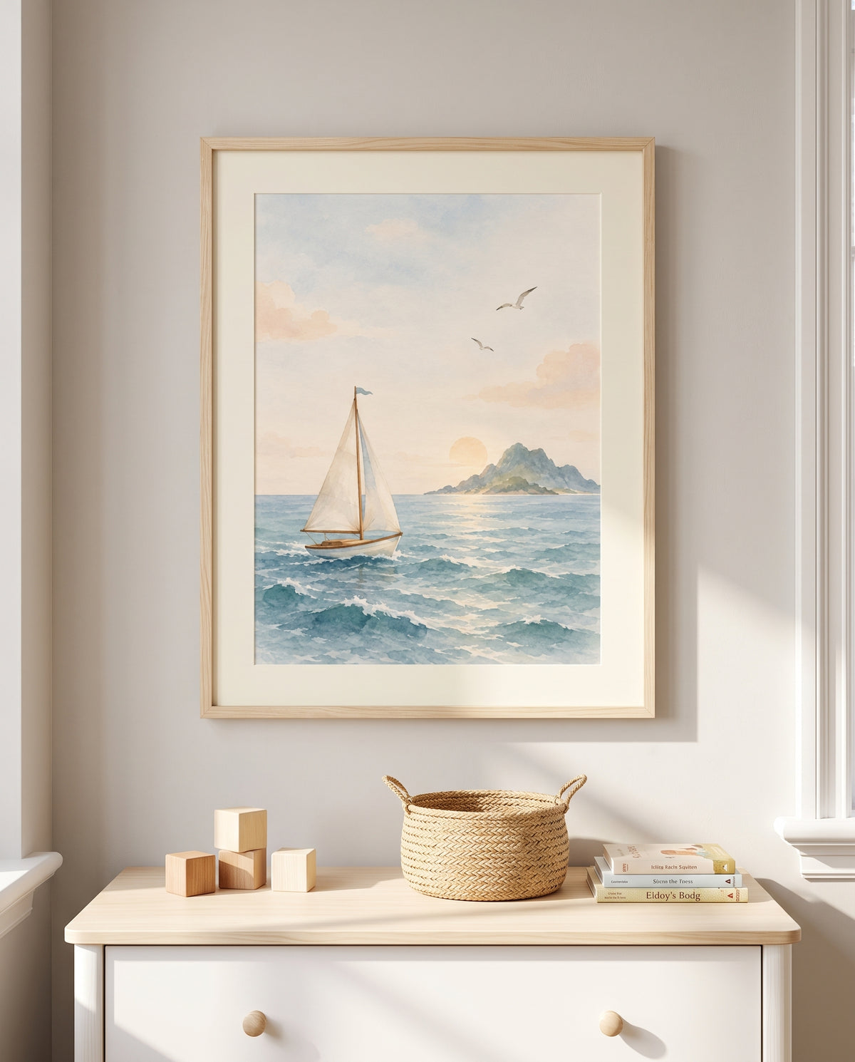 Detailansicht des Segelboot-Motivs im Naturholzrahmen mit Wellen, Möwen und Abendlicht