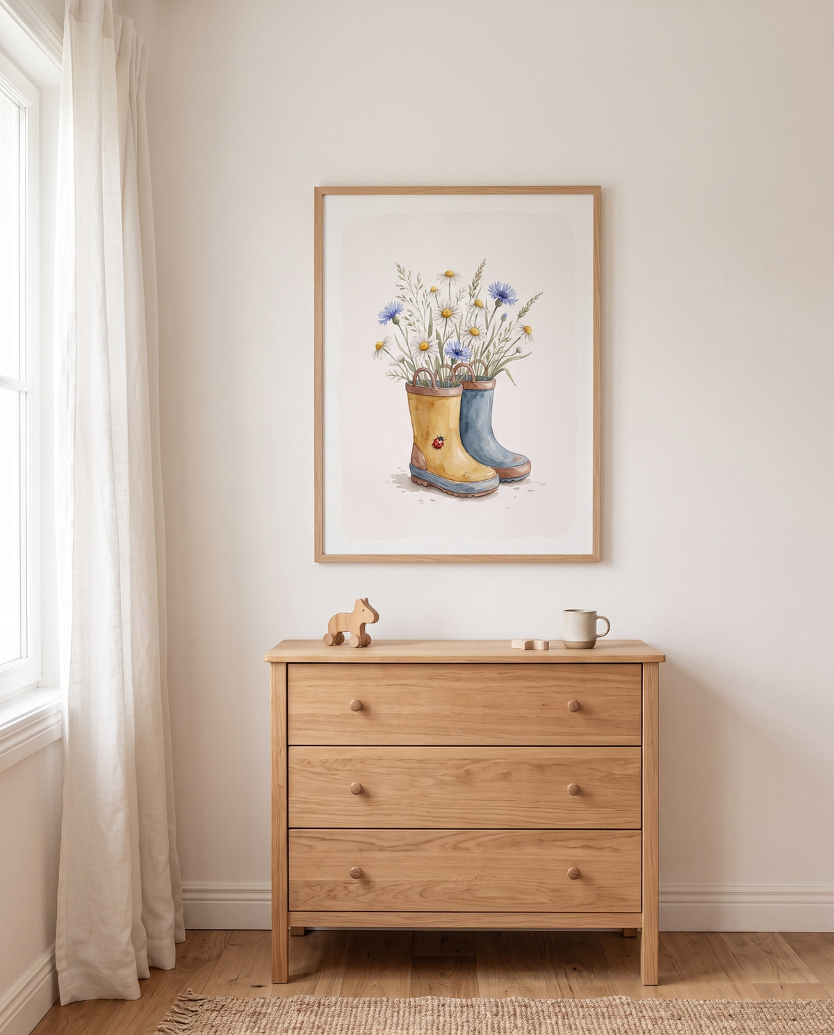 Kinderzimmer-Poster mit blühenden Gummistiefeln im Holzrahmen über einer Holzkommode neben einem Fenster
