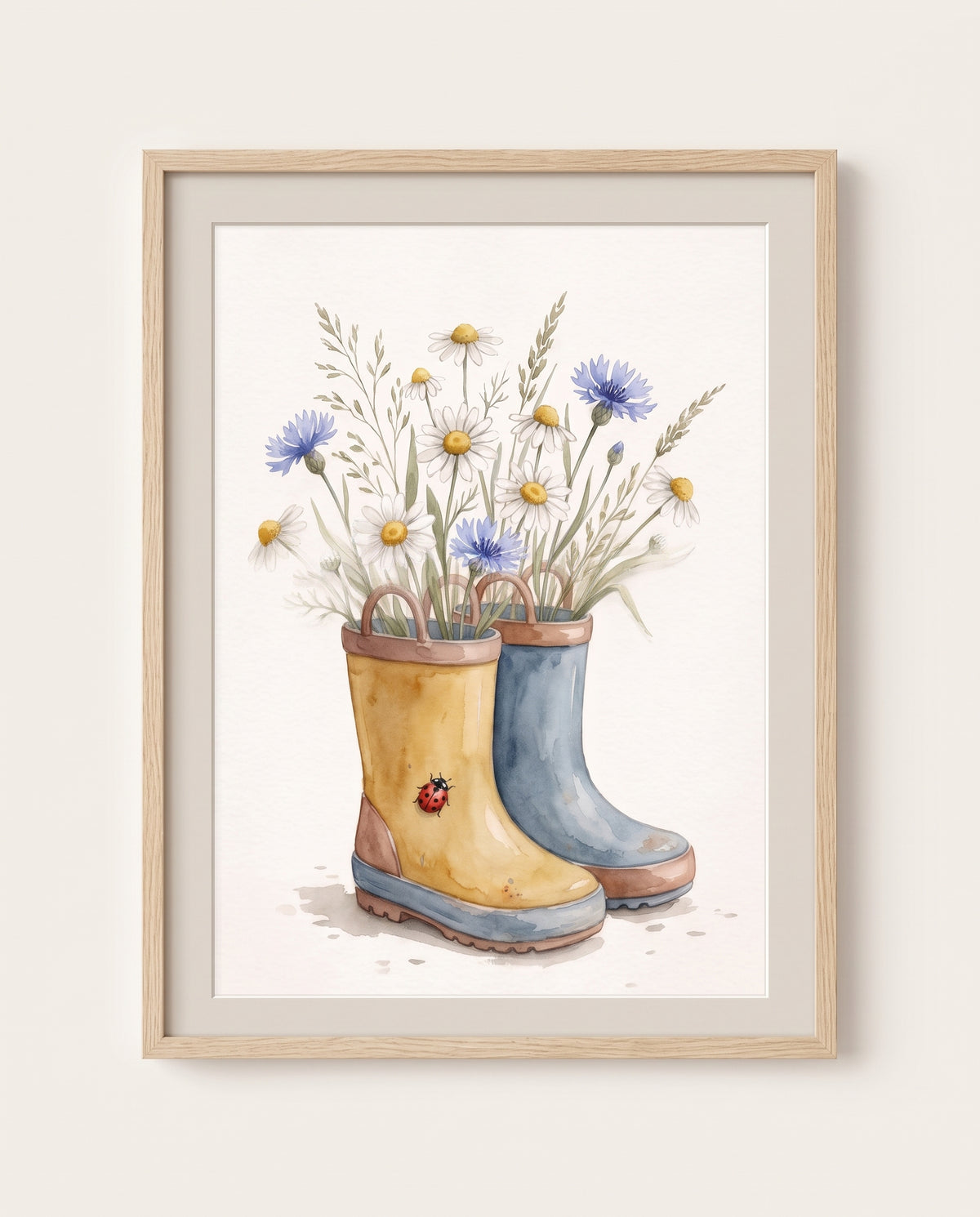 Gerahmtes Aquarellposter mit gelbem und blauem Gummistiefel, Wiesenblumen und Marienkäfer vor hellem Hintergrund