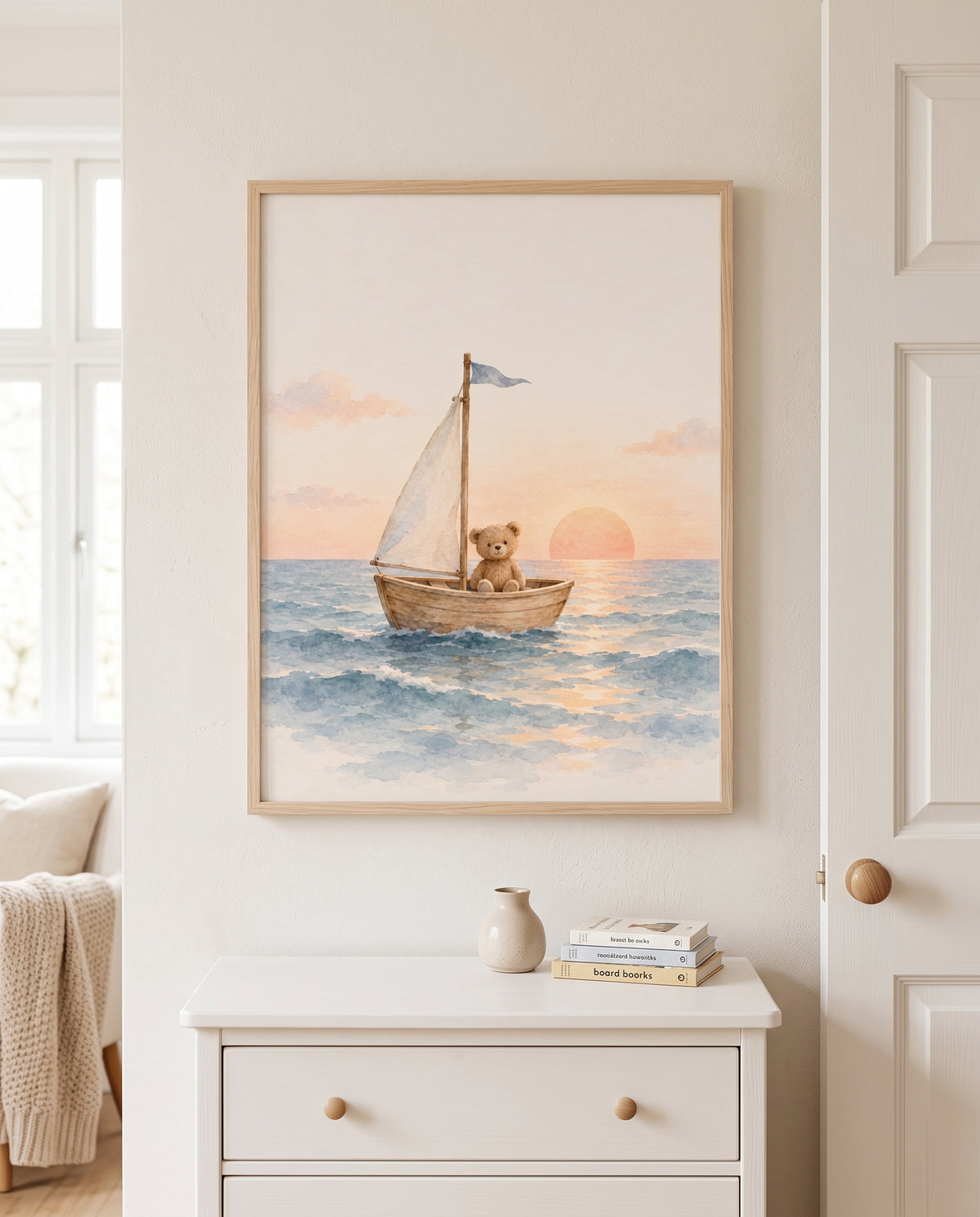 Poster Teddys Segelfahrt in einem skandinavisch eingerichteten Kinderzimmer