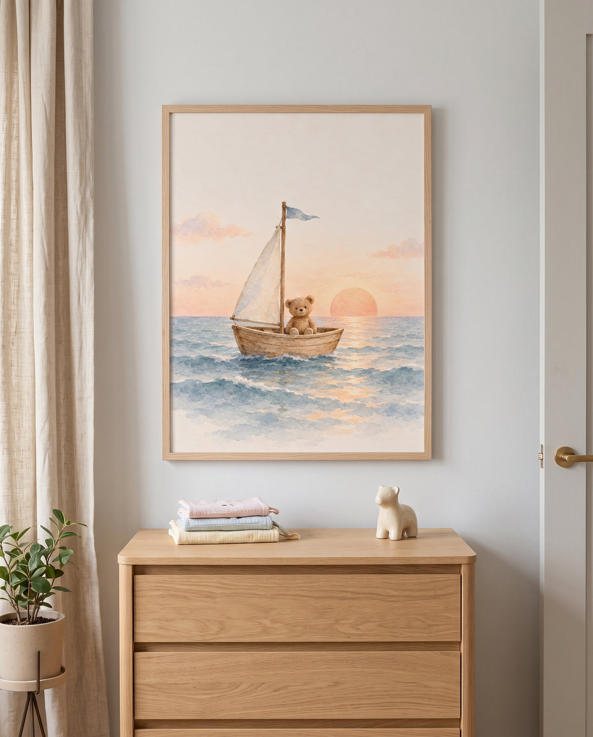 Kinderposter mit Teddybär im Segelboot in einem Babyzimmer mit Holzkommode