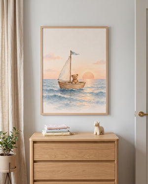 Kinderposter mit Teddybär im Segelboot in einem Babyzimmer mit Holzkommode
