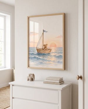 Poster mit Teddybär auf Segelfahrt in einem minimalistisch gestalteten Babyzimmer