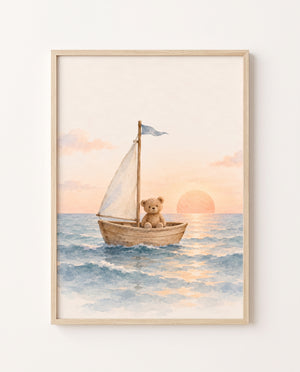 Gerahmtes Kinderzimmer-Poster mit braunem Teddybär im Segelboot vor tief stehender Sonne